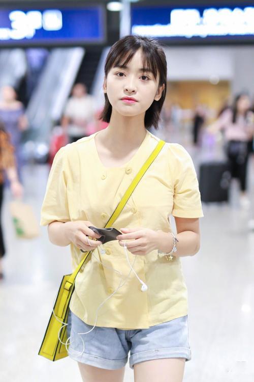 沈月只是选对了牛仔短裤，短粗腿就立即消失，网友：160cm我信了