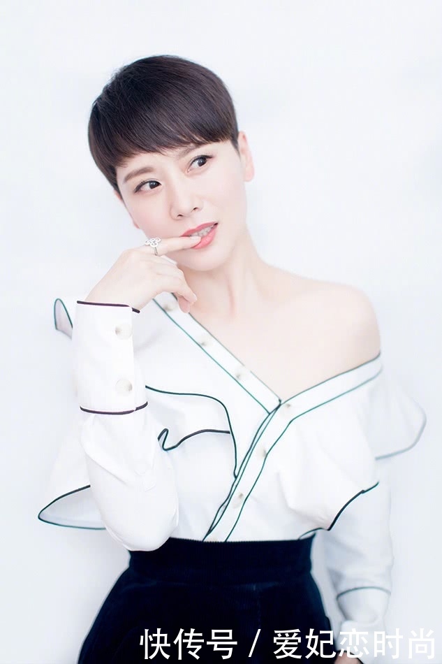 海清嫌裙子太长，故意用手往上拉扯，网友：真担心会“走光”