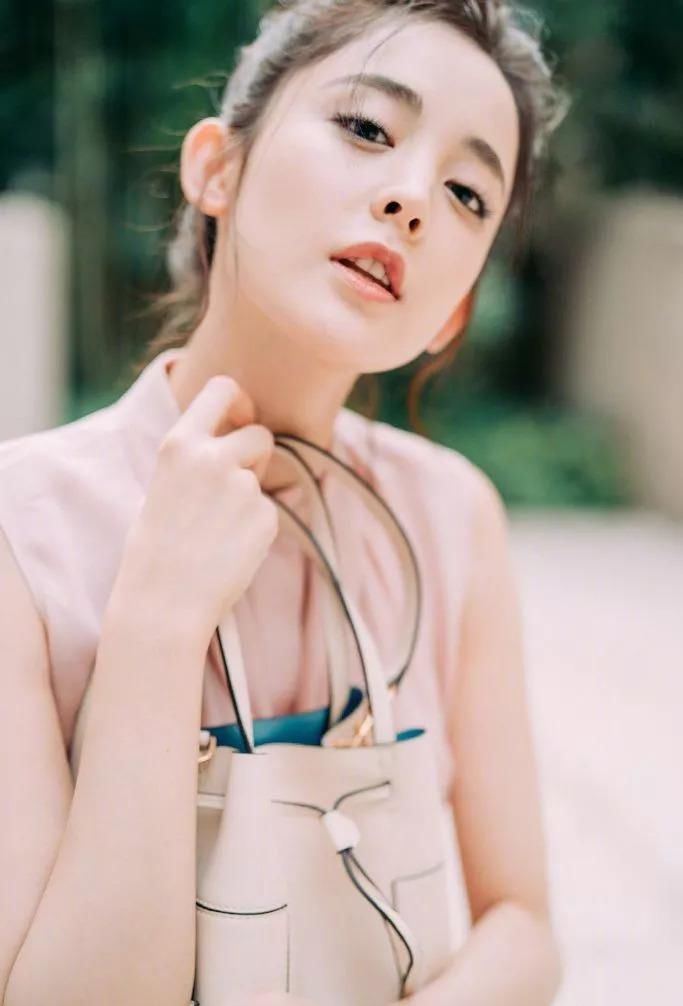 运动鞋搭配短裙能穿的这么美的，估计也就只有古力娜扎了