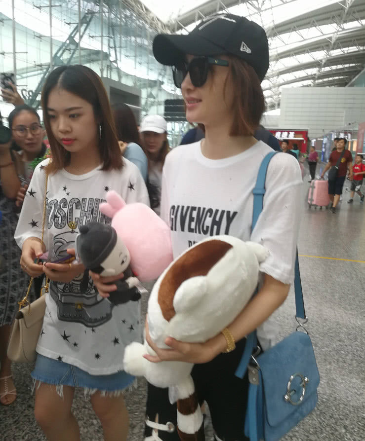 王丽坤给林更新省钱妆都不化，看到裤子更懵，腿更细了