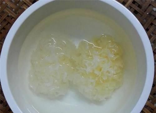 『放在一旁备』此菜,满满胶原蛋白,女人常多吃,皮肤紧致白嫩,素颜也很美!