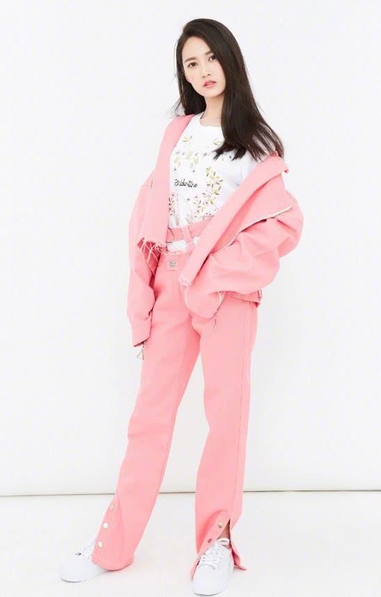 凉鞋配丝袜土？可陈钰琪拿凉鞋配棉袜照样时髦，网友：时尚靠脸！