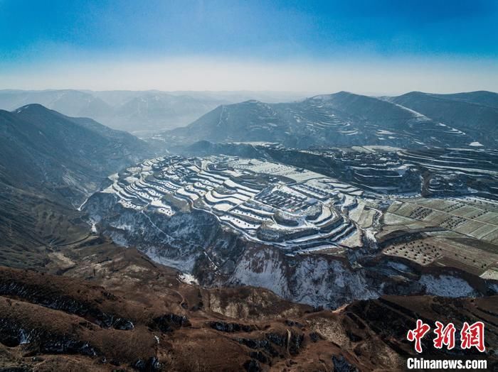 航拍甘肃临夏雪后梯田：“三色” 扮靓层峦叠嶂