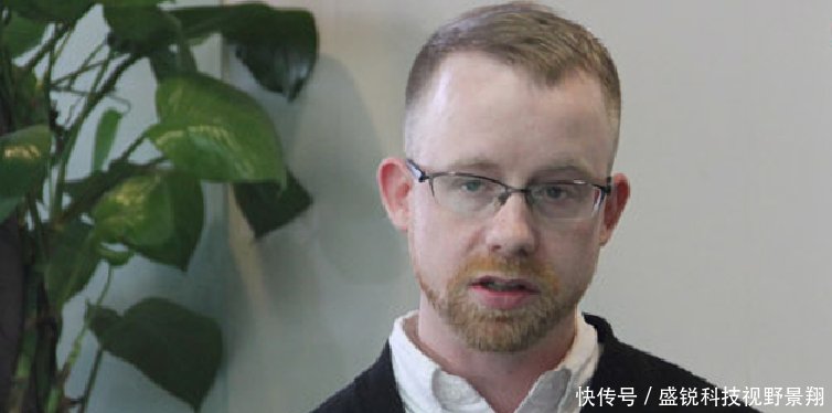 中国小伙在西班牙看风景，当他说要买可乐时，老板的脸色变了