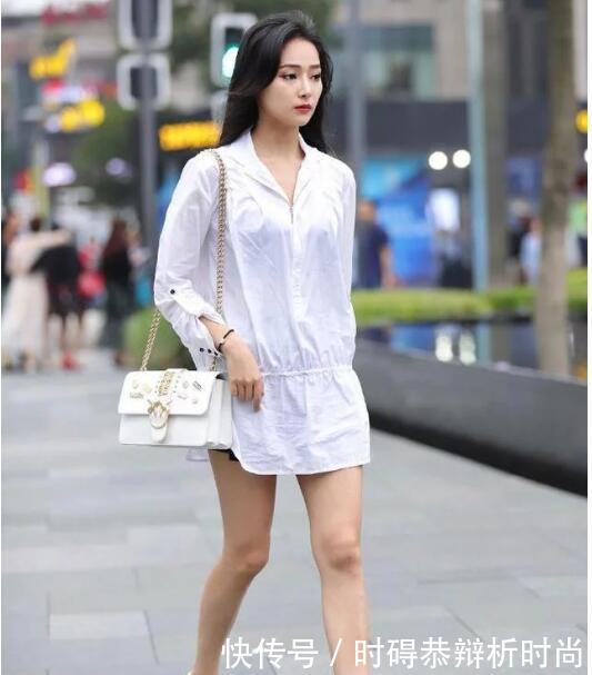 穿深V连衣裙的小姐姐,秀出优美曲线,展现不一样美!!