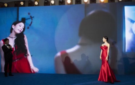 克拉拉红毯造型，身材婀娜多姿，尤其是在情圣中的造型更是惊艳