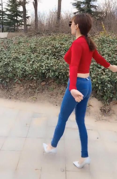 #女人#高颜值的美女,穿上紧身牛仔裤,大长腿女人味十足