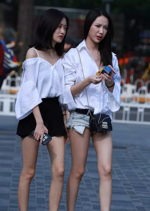 甜美姐妹花浓妆妖艳的样子，没有人不被她们所吸引，在雪纺装的衬