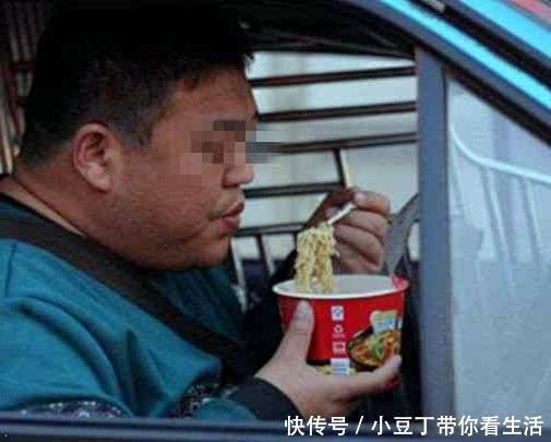 网约车司机不认识路,一路跟随导航走,乘客:就你