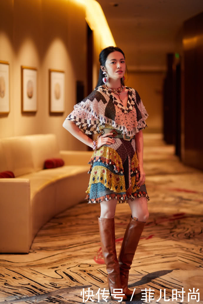 姚晨越来越会穿了！皮裤配衬衫好休闲，网友：大长腿够抢镜！