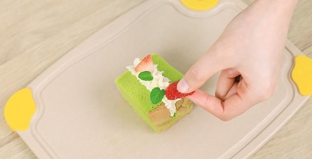  「碗里」超文艺的草莓三明治，3颗草莓半个柠檬，蒸一蒸就搞定