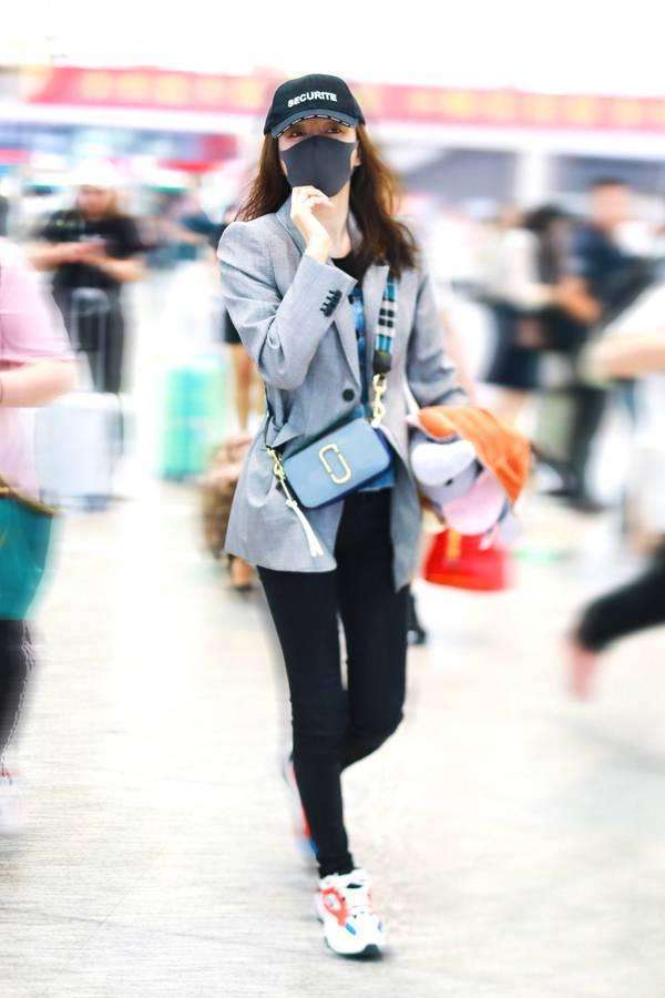 秦岚瘦成一条闪电, 这么紧的裤子也塞得下, 低头看看这腿缝太宽了