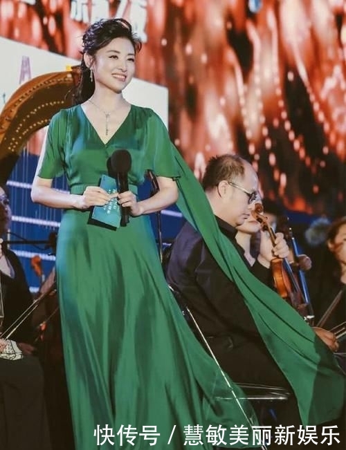  「足以」周涛不愧是昔日央视一姐，穿薄纱露背裙美得真惊艳，气质足以服人