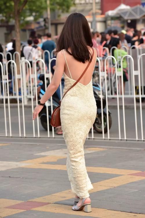 妹子，别嘚瑟了，这连衣裙太独特了，后背就剩两根吊带了，放弃吧