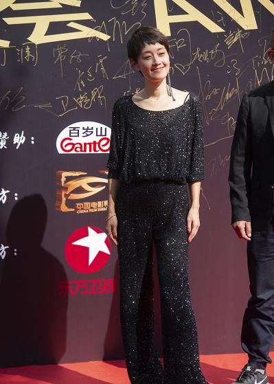 连体■马伊琍气质非一般，穿黑色亮片连体裤配单边耳环，满满的高级感