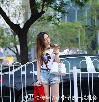 路人街拍图1清纯，图2女人味十足，图3灵动性感