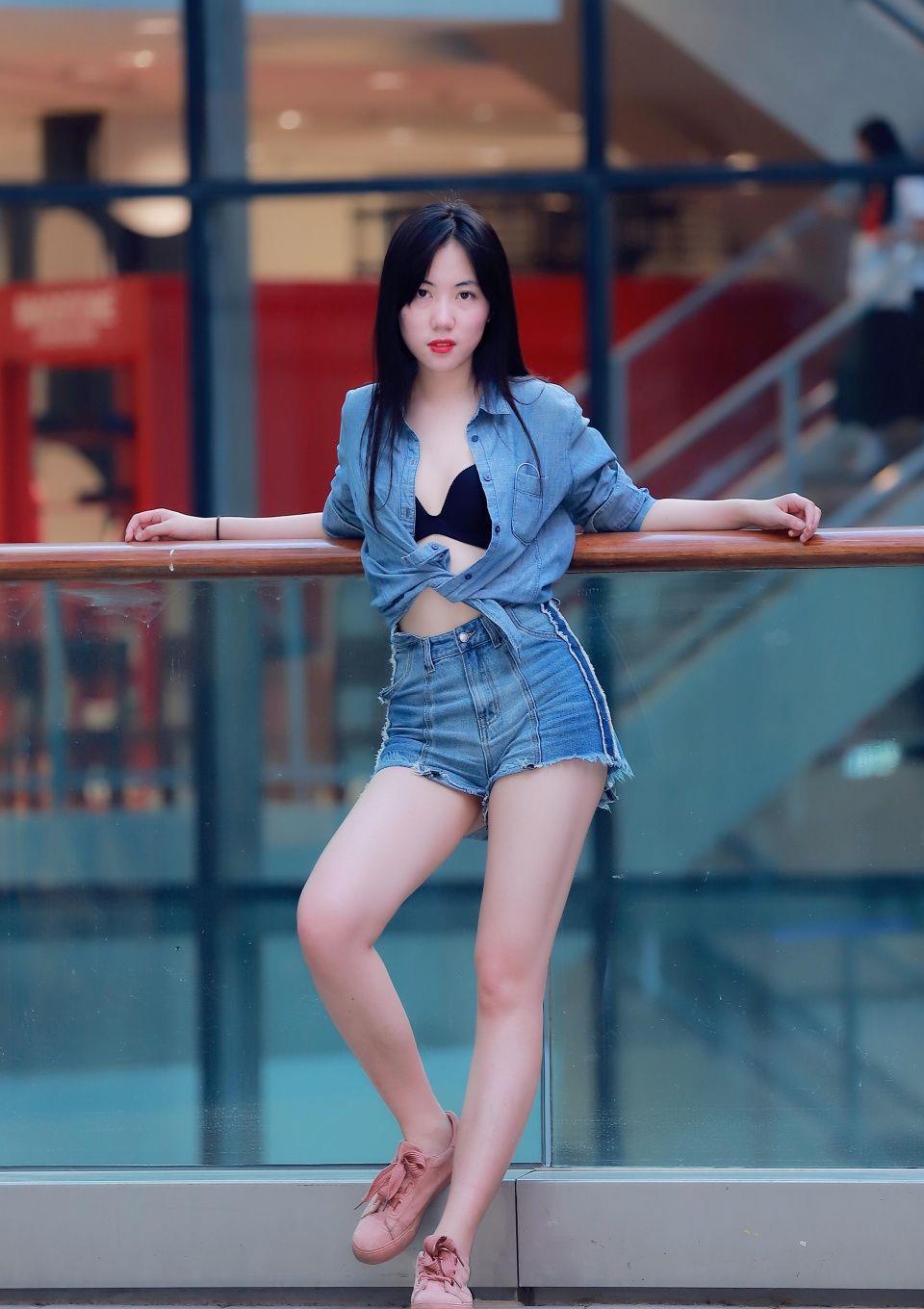 街拍：长腿细腰身姿阿娜的小姐姐，穿着时尚身形玲珑魅力十足！