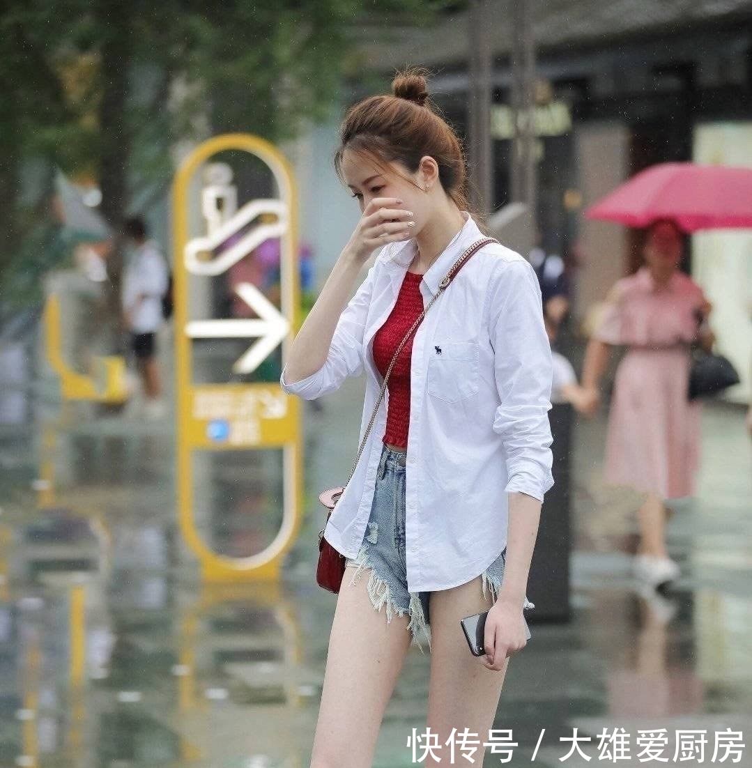  「让自己」美女这身材，需要一把小号的伞就可以了