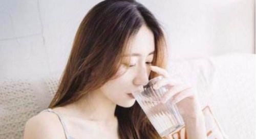  「救命」睡觉前的4个“救命”细节，只要坚持，皮肤变白，痘痘肌也会溜走！