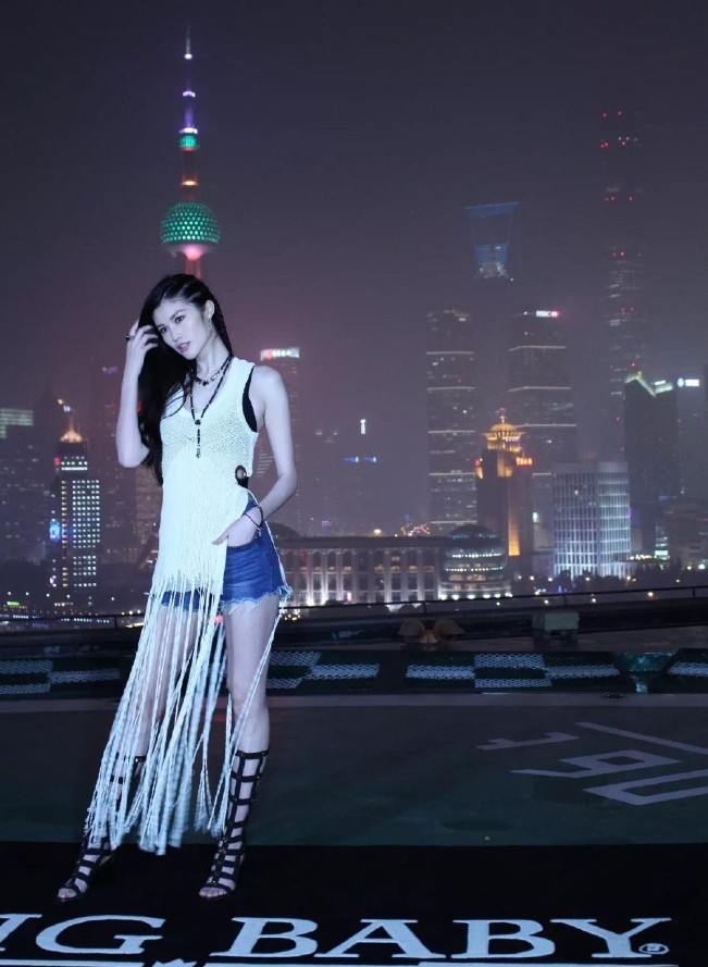 何穗真拉风，把好好的衣服剪成“布条”，还把“雨靴”割了当凉鞋