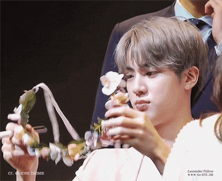 200212 防弹少年团金硕珍花环的使用方法,像发