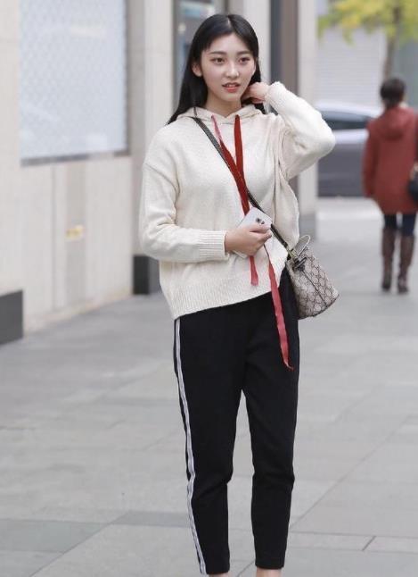 # 美女#长发披肩，尽显女王气质，街拍：美女穿黑色T恤配黑色短裤