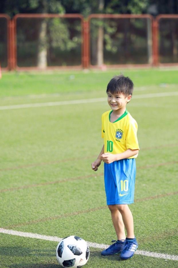 田亮带一双儿女踢球，森碟穿巴西队球服秀大长腿，小腿肌肉抢镜了