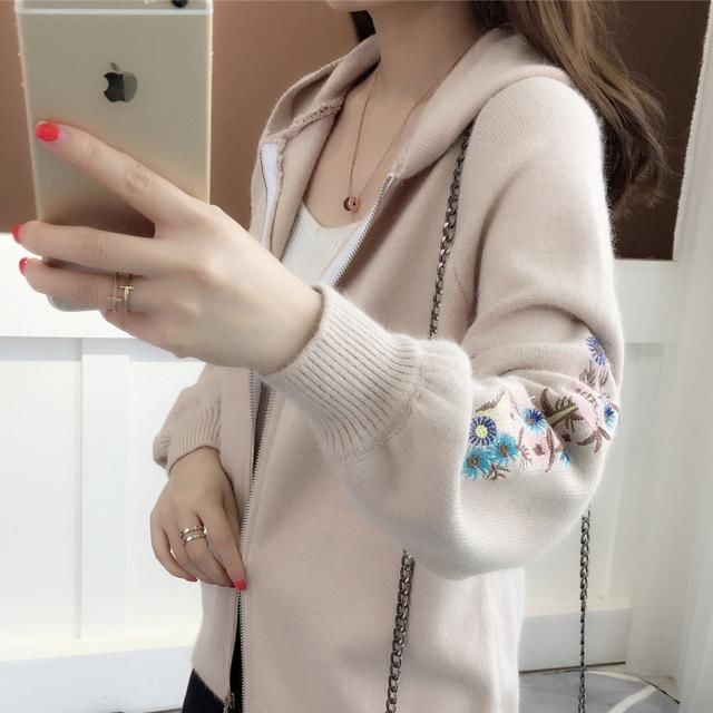 小个子女生千万别穿长裙了，看看图下女人穿的，早秋穿时尚显腿长