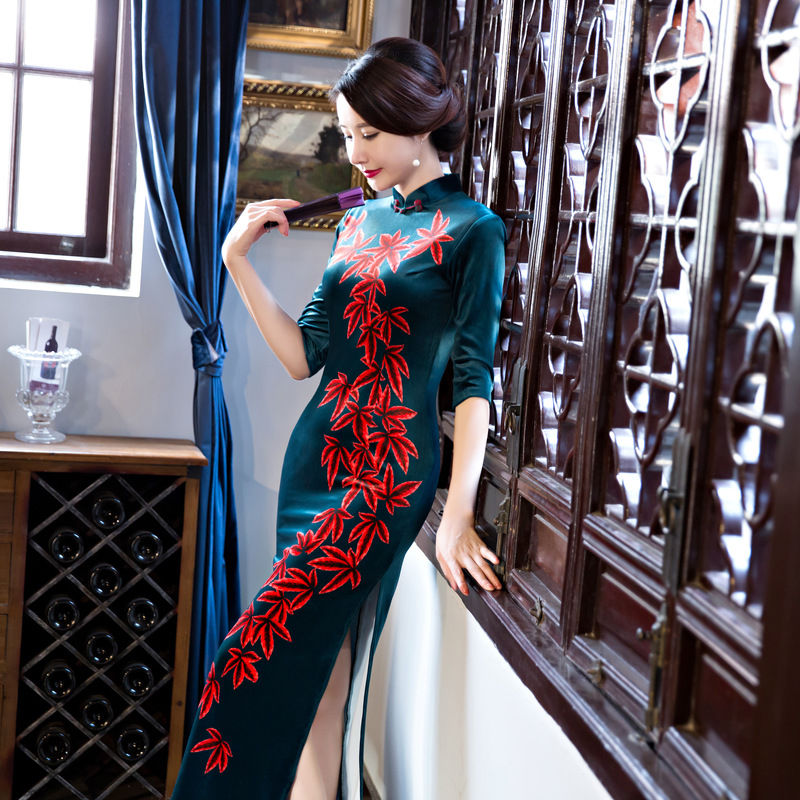 身材好的70女人，别穿毛衣裙，穿秋季旗袍，举手投足都无比迷人