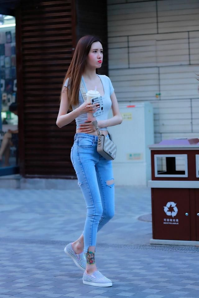 少妇一身打扮很适合美女的身材和颜值，整体看上去很有女人味！