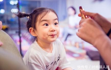 3岁就会穿搭还迷恋口红，戚薇女儿比妈妈还臭美，长大可不得了