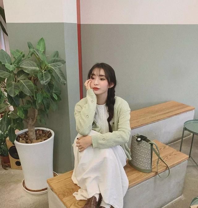  「同色系」开春火了一种新穿法,叫“短外套+老爹鞋”,百搭洋气潮范儿十足