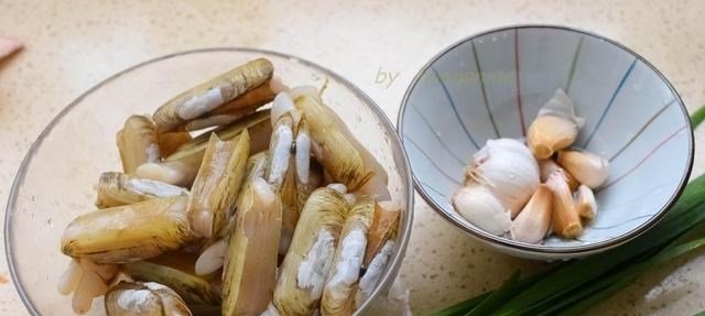  把蛏子■春天，这菜要常吃，蒸一蒸味道特鲜美，营养大脑，全家人受益