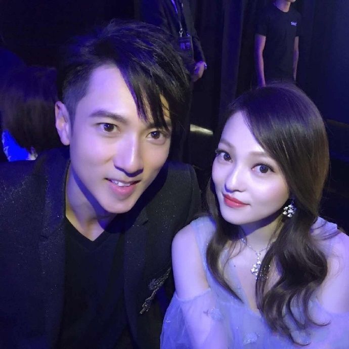 张韶涵穿薄纱裙，呈现出惊艳的小蛮腰，网友：很时尚！