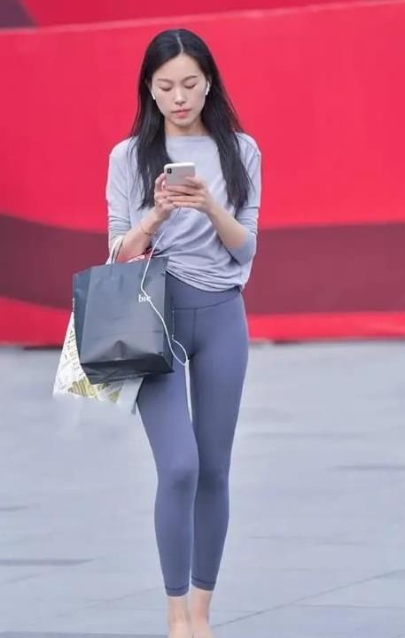 小姐姐■潮范儿女神来了,街拍:面带笑容的小姐姐,一件格子上衣配黑色短裤,时尚魅力气质