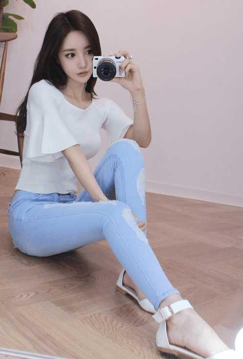 夏日的短裤紧身裤是很好穿，充满了女人味，修饰出窈窕身材