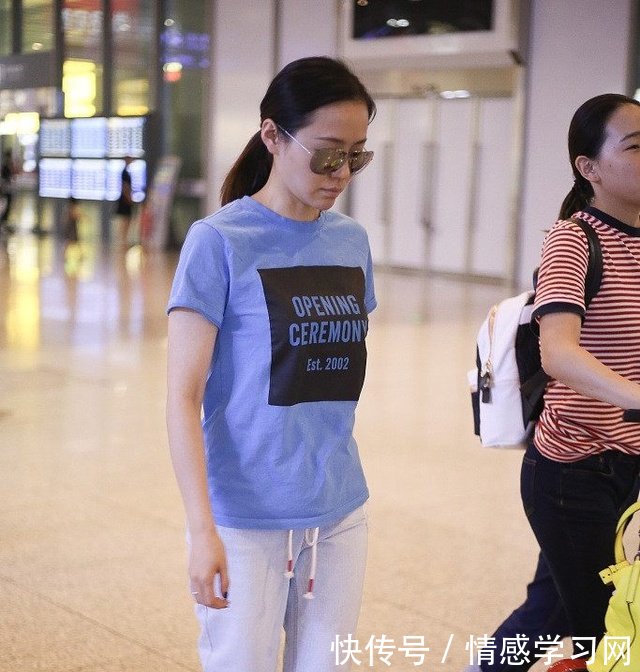 张靓颖素颜现机场，面如土色，还不如路人好看！脚上鞋子也是醉了