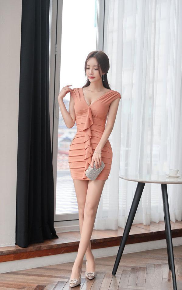 紧身裙衬托曲线更精致, 简单搭配让妹子高贵柔美气质散发！