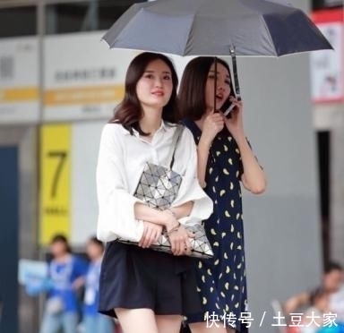 舒适@时尚气质装扮的牛仔裤美女,展现紧身又舒适的装扮!