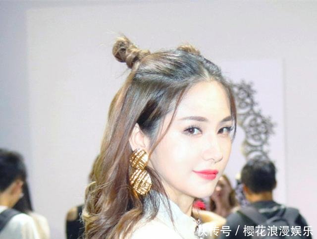 中俄混血女星蓝燕近照，穿紧身裙的腿又白又长，身材好的让人嫉妒