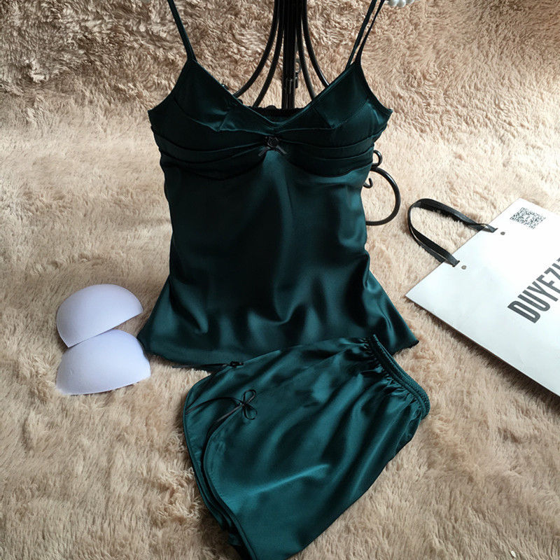 女人太丰满怎么了?睡衣穿在家一样能举手投足充满女神范，美腻了