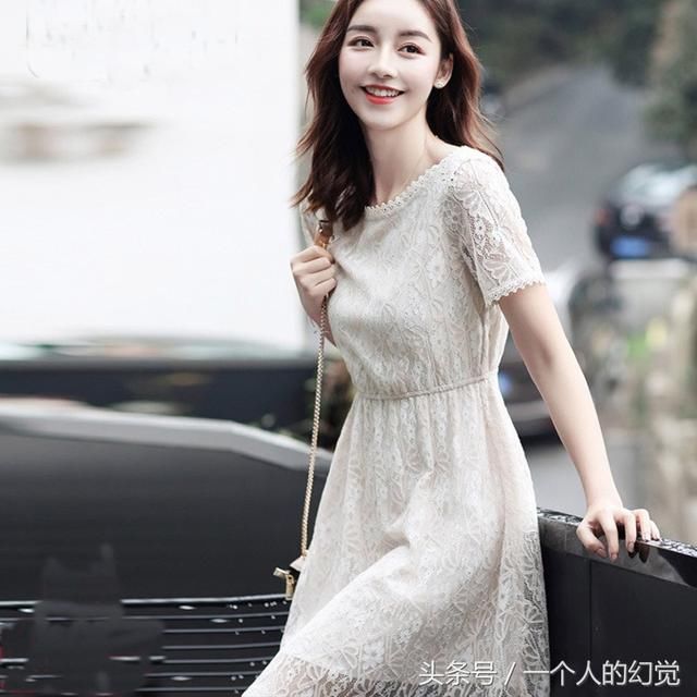 30岁以上的女人都穿蕾丝连衣裙，性感十足，特别有女人味