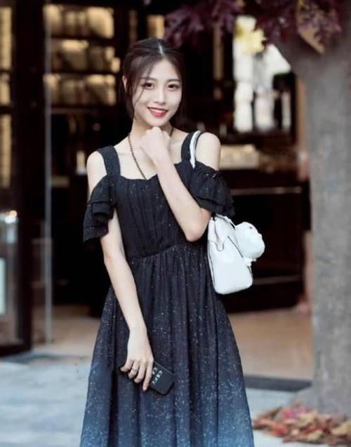  「气质」街拍：身材高挑的美女，一件黑色连衣裙外搭白色外套，唯美气质