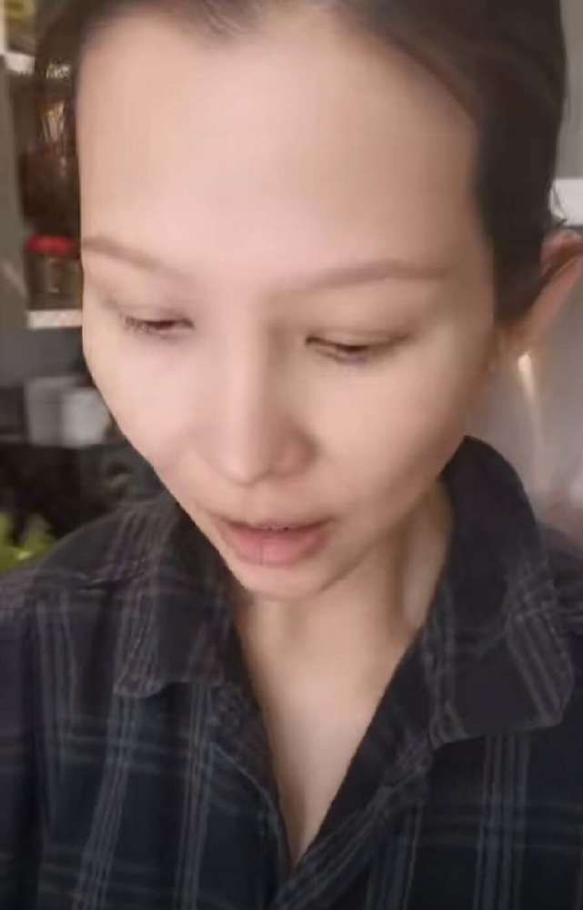 『三胎』张晋晒老婆贴心做饭视频，47岁蔡少芬生完3胎素颜出镜，模样憔悴惹人心疼