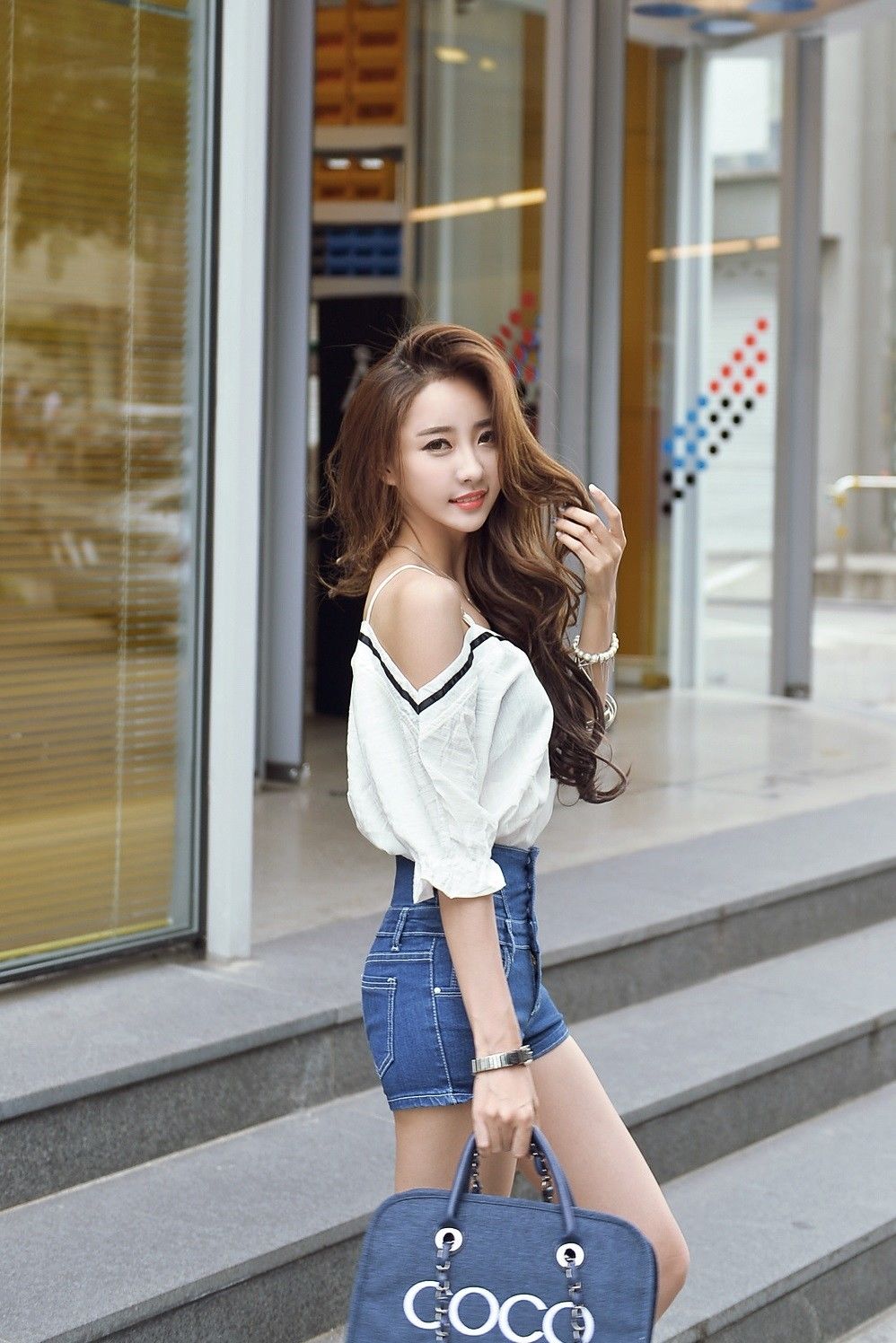 美女模特小露香肩，修长美腿时尚街拍