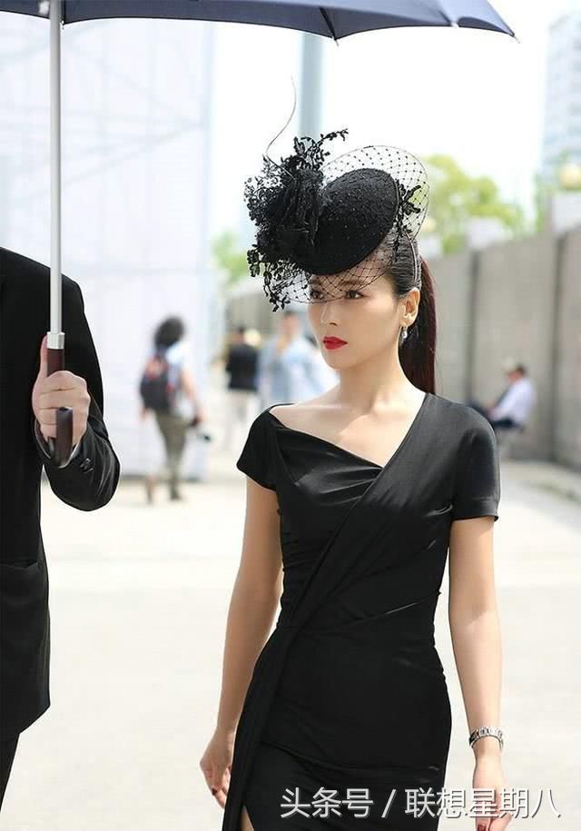 刘涛出席活动的这一身装扮是真的精致，四十岁的她气质容貌依旧