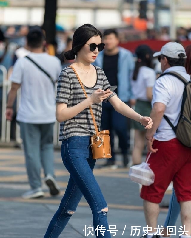 『 美女』气质显得优雅娇媚!,街拍:美女搭配吊带衫和紧身牛仔裤