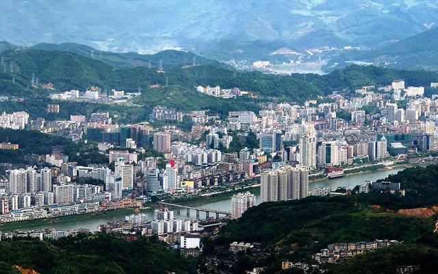 中国八个瘦成一道闪电的城市，人家市区是大饼，他们狭长呈带状!