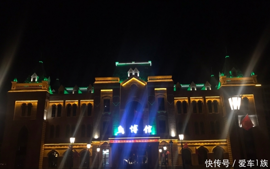  「我国」我国这座小镇仅有一位男性，下午3点天就黑了，对面却是