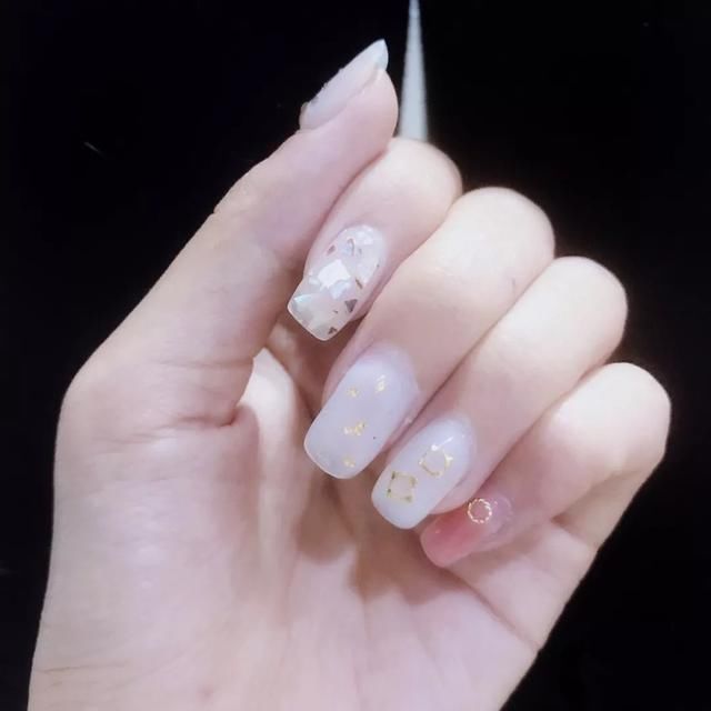 爱豆同款、时尚编辑的私心pick,未来一整年的美甲图案都在这里了